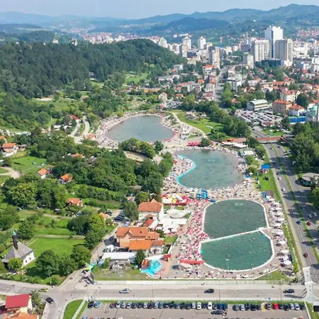 A First Class Za 4 Osobe 2 Spavace Sobe * Tuzla