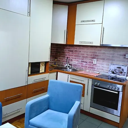 A First Class Za 4 Osobe 2 Spavace Sobe Διαμέρισμα Τούζλα