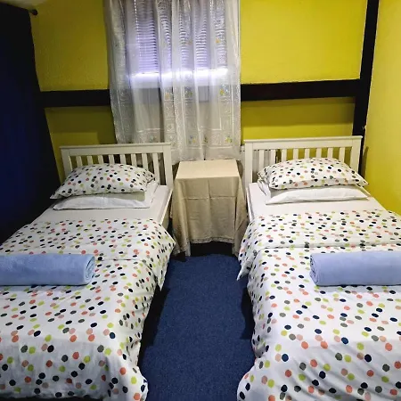 A First Class Za 4 Osobe 2 Spavace Sobe Διαμέρισμα