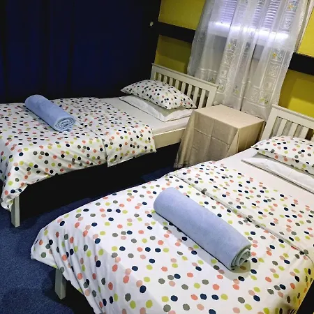 A First Class Za 4 Osobe 2 Spavace Sobe Διαμέρισμα Τούζλα