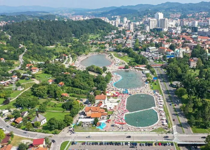 A First Class Za 4 Osobe 2 Spavace Sobe * Τούζλα