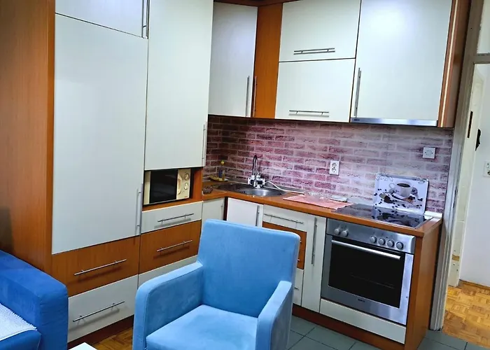 A First Class Za 4 Osobe 2 Spavace Sobe Διαμέρισμα Τούζλα