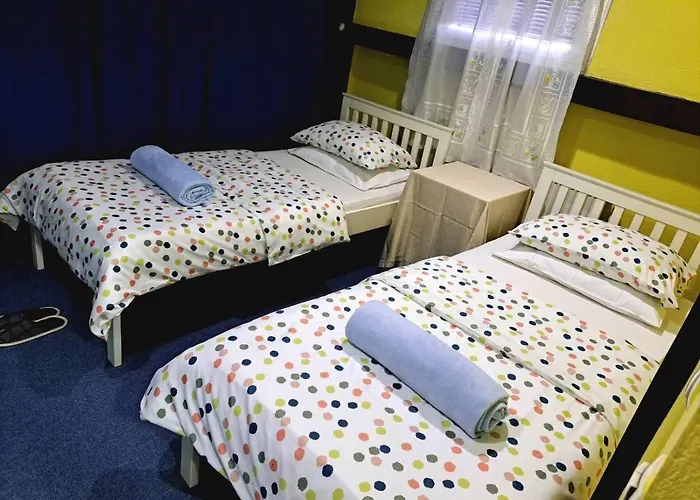 A First Class Za 4 Osobe 2 Spavace Sobe Διαμέρισμα Τούζλα